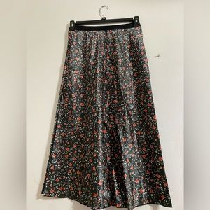 3/4 long black floral skirt
$7 if Bundled in 5 for $35